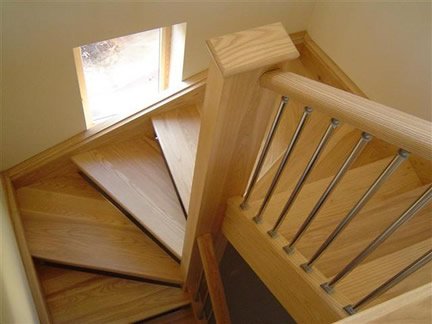 un escalier d'interieur demi-tournant en bois 