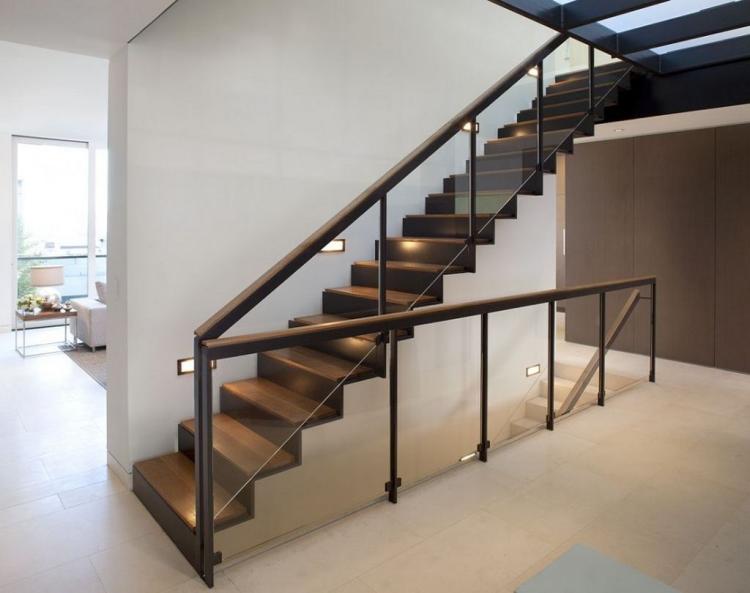 un large escalier en bois d'interieur