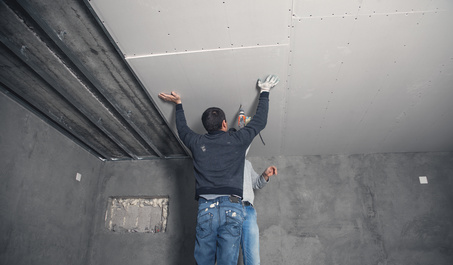 Installation de panneaux isolants en plafond