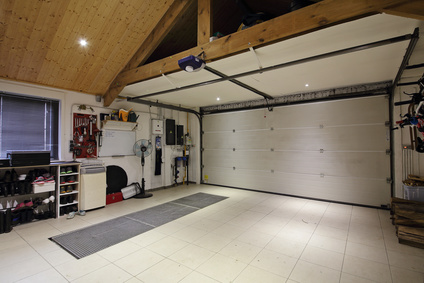 Garage avec un sol en carrelage