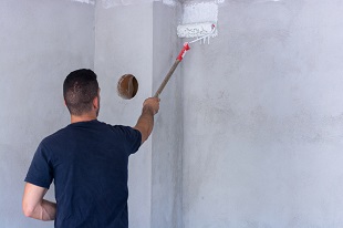 Peinture murale après avoir enlevé un crépi